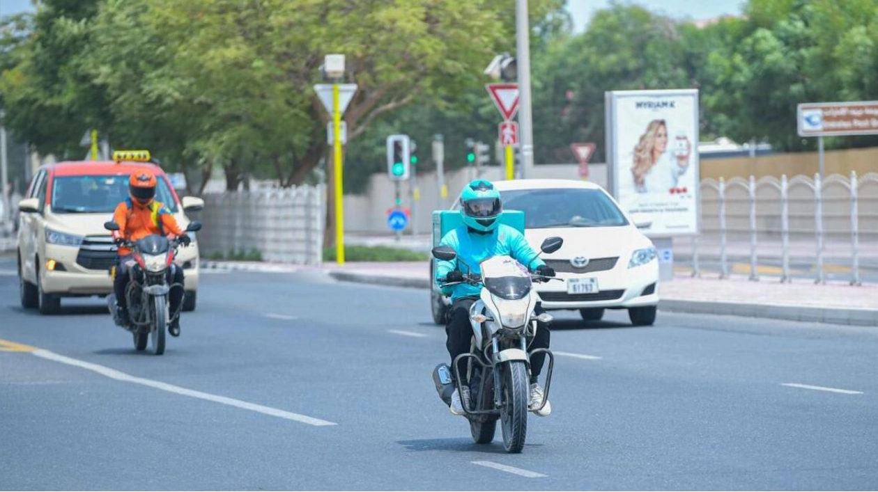 UAE Delivery Riders Benefit from Customer Generosity Despite Digital Payments