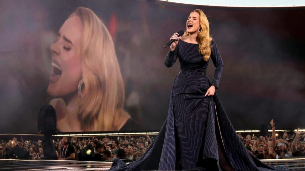 Adele Suffers Partial Hearing Loss from Ear Infection