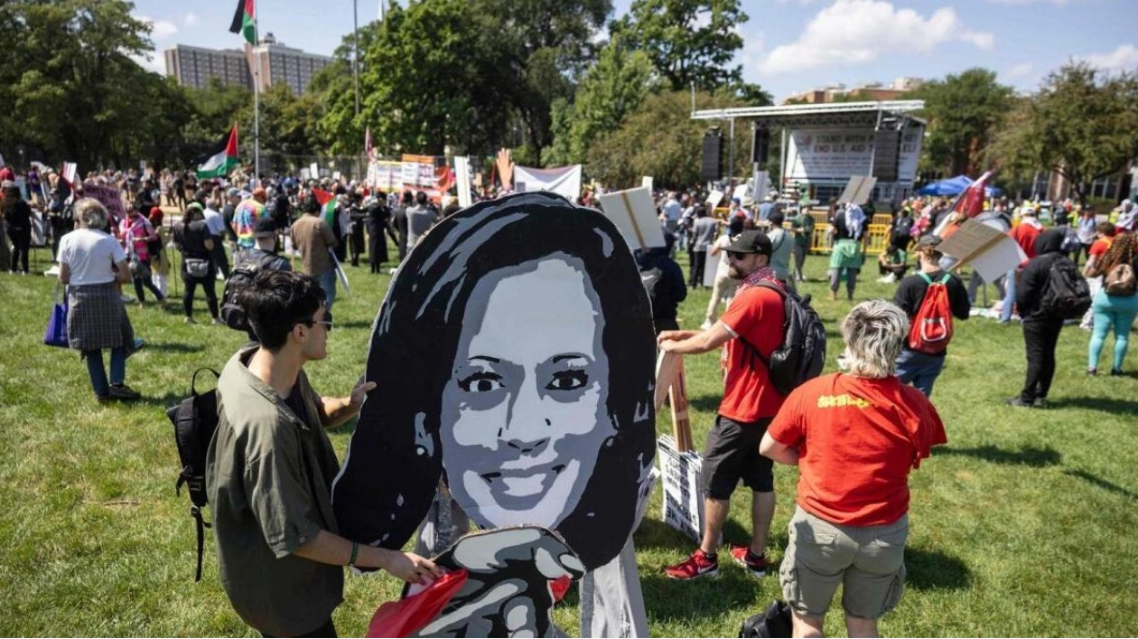 Democrats Celebrate Harris' Campaign in Chicago Amid Protests