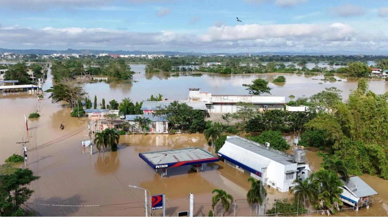 Floodwaters Engulf Northern Philippines Amid Typhoon Man-yi