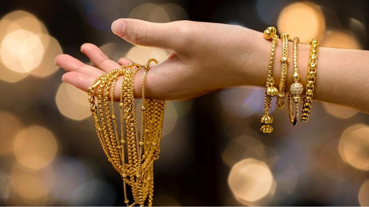 Gold Prices Dip in Dubai Market Opening Amid Market Fluctuations