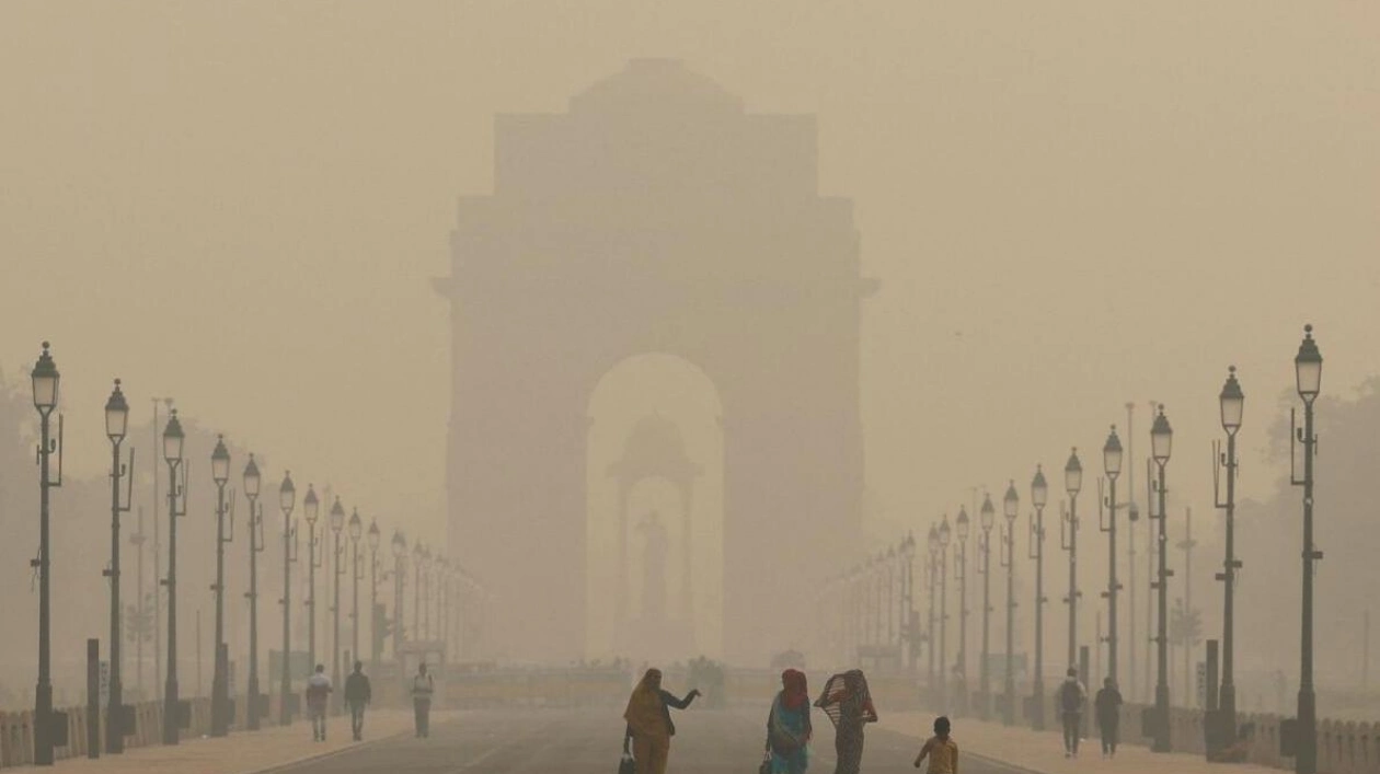 Delhi's Air Quality Worsens Amid Dense Fog and Smog