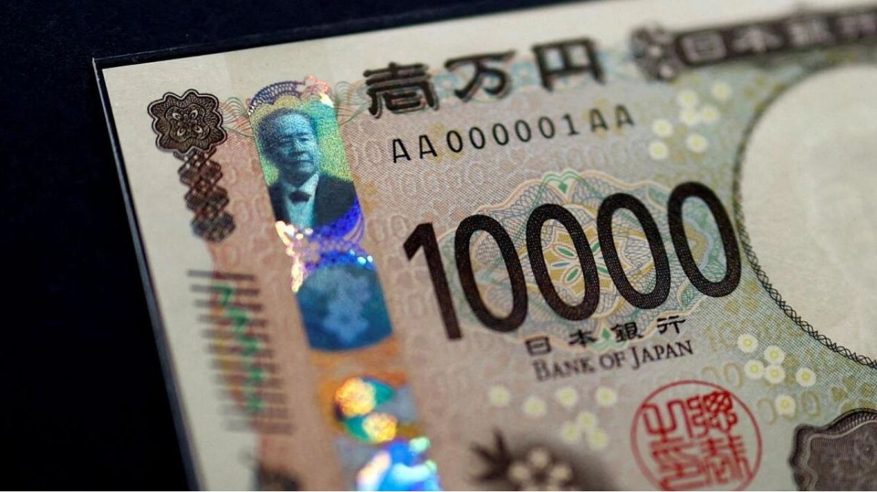 Yen and Franc Gain Against Dollar Amid Risk-Off Sentiment