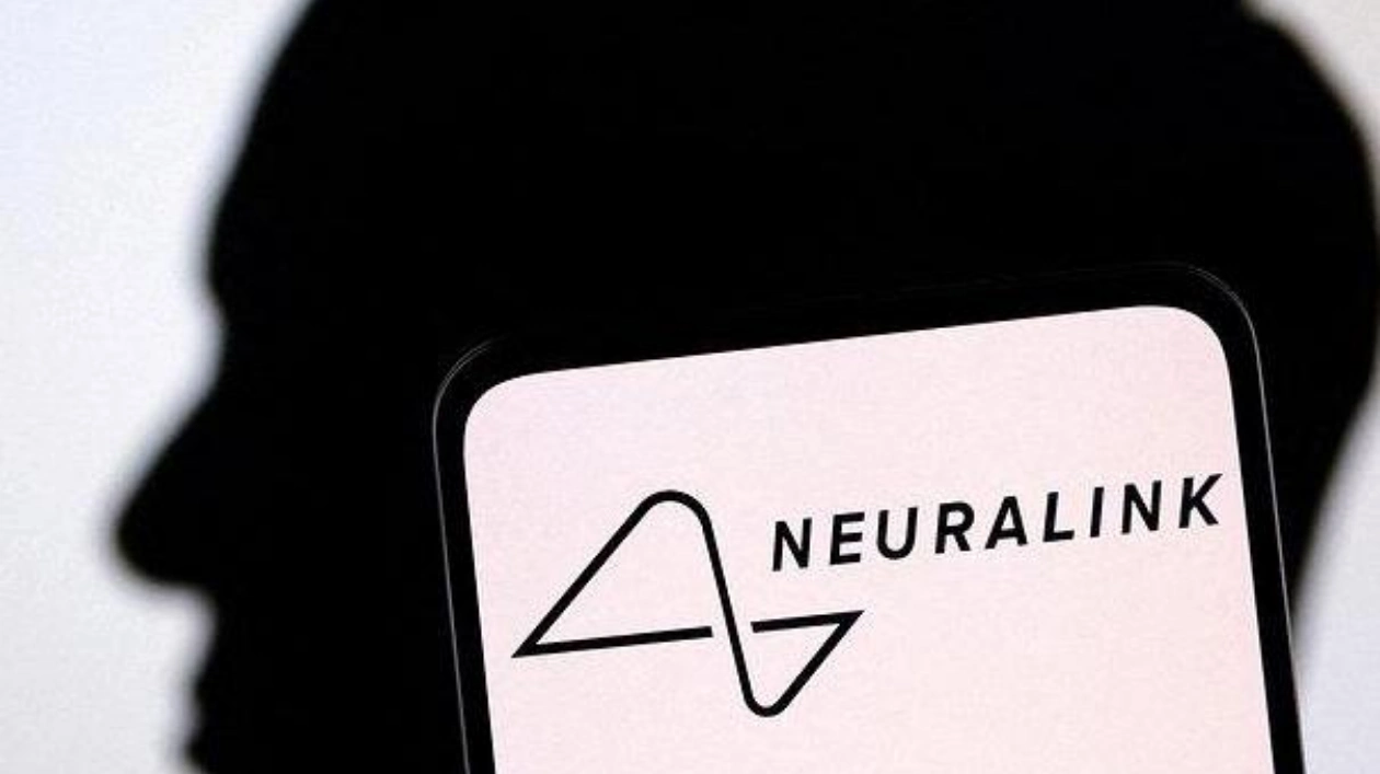 Нолан Арбо: Первый человек с Neuralink изучает языки с помощью чипа