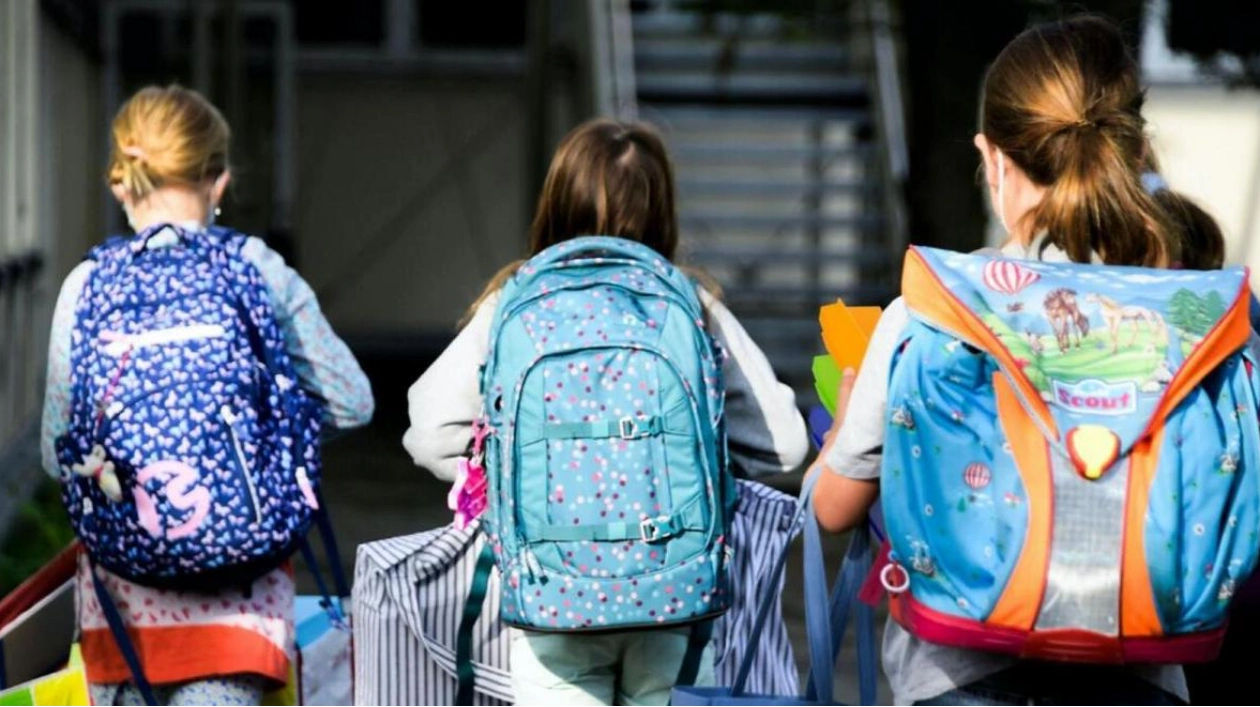 UAE Schools Advise Light Backpacks to Protect Student Health