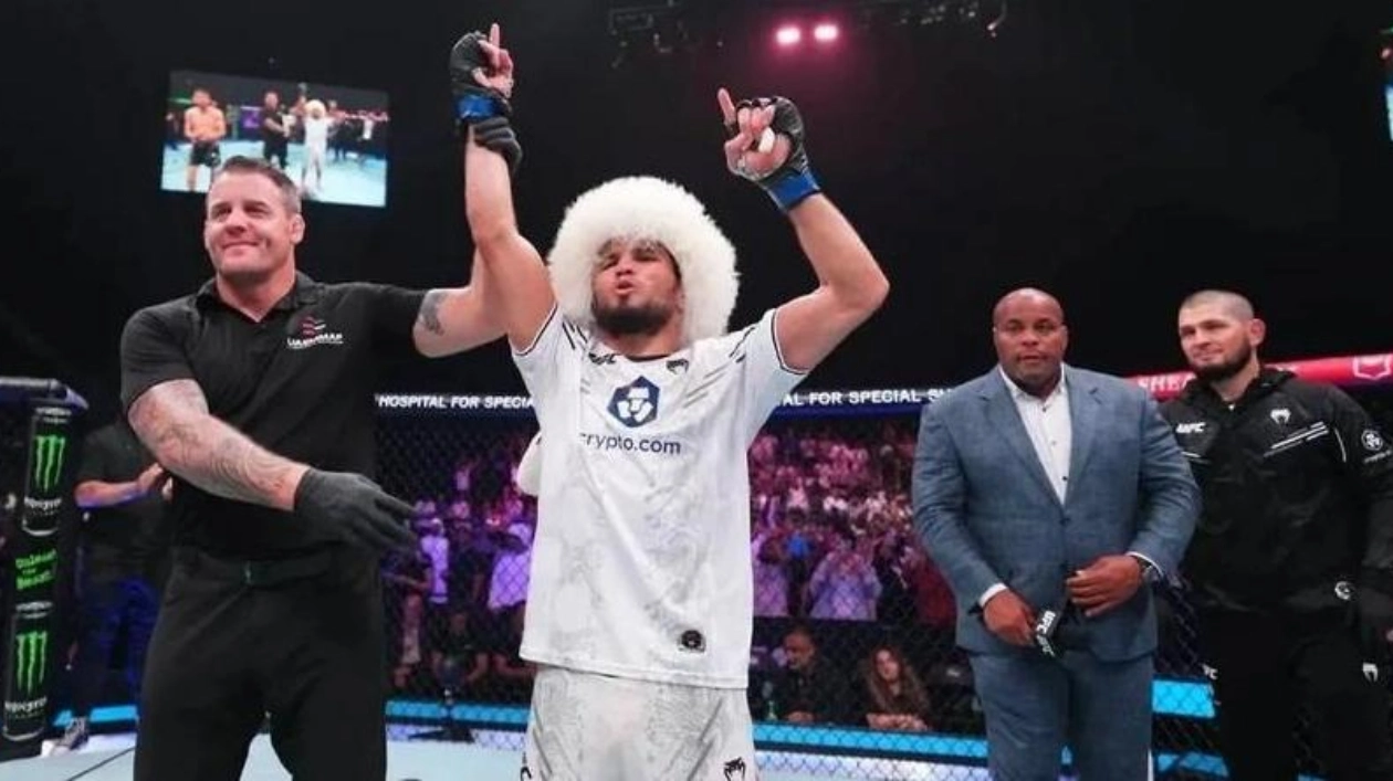 Умар Нурмагомедов побеждает в главном бою UFC в Абу-Даби