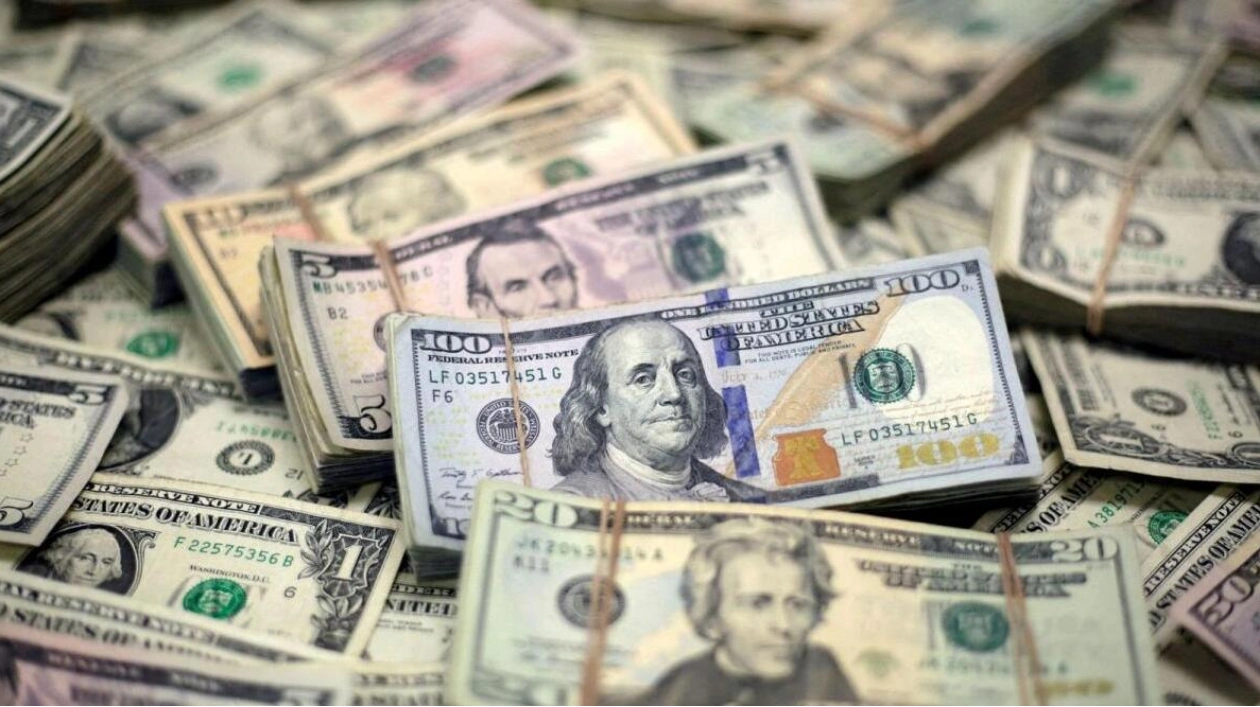 US Dollar's Decline Accelerates Amid Anticipated Fed Rate Cuts