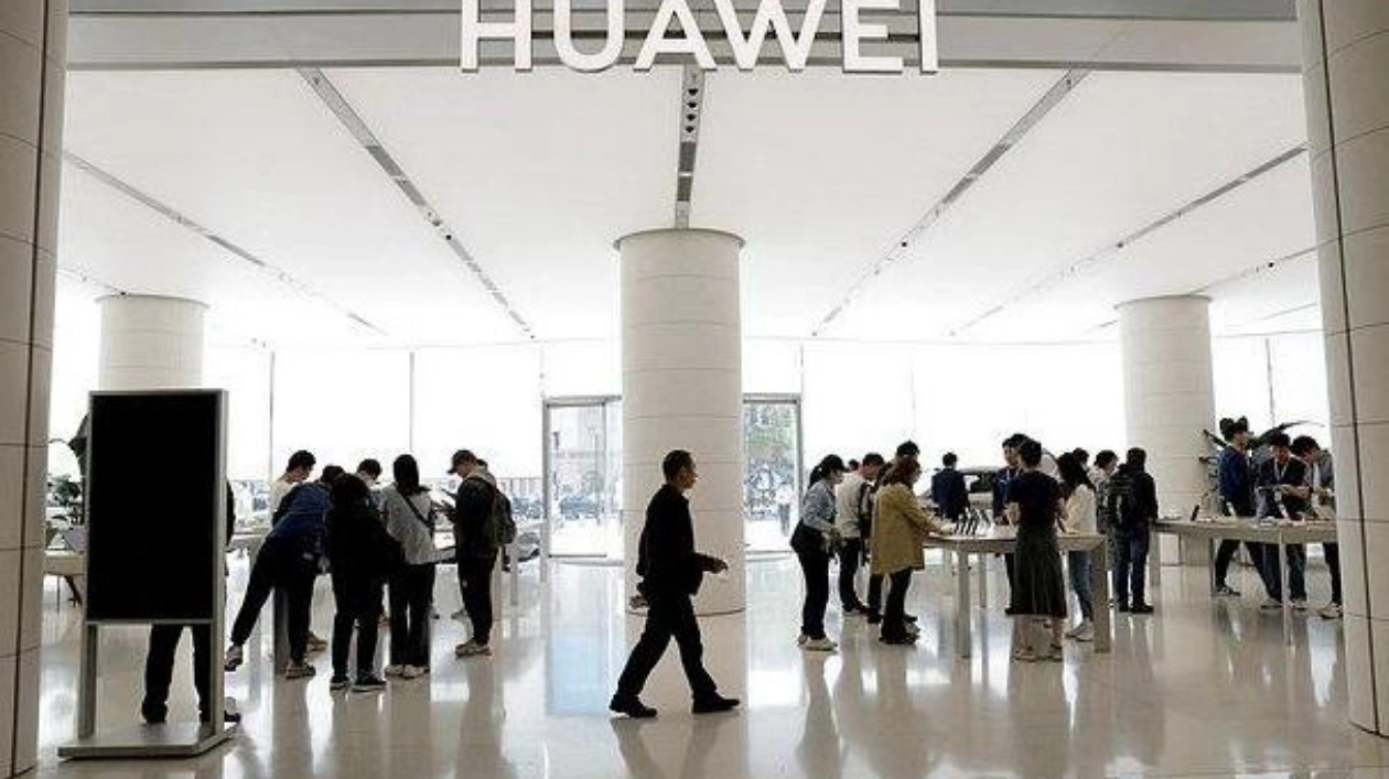 Huawei готовится представить смартфон с уникальной возможностью складываться втрое