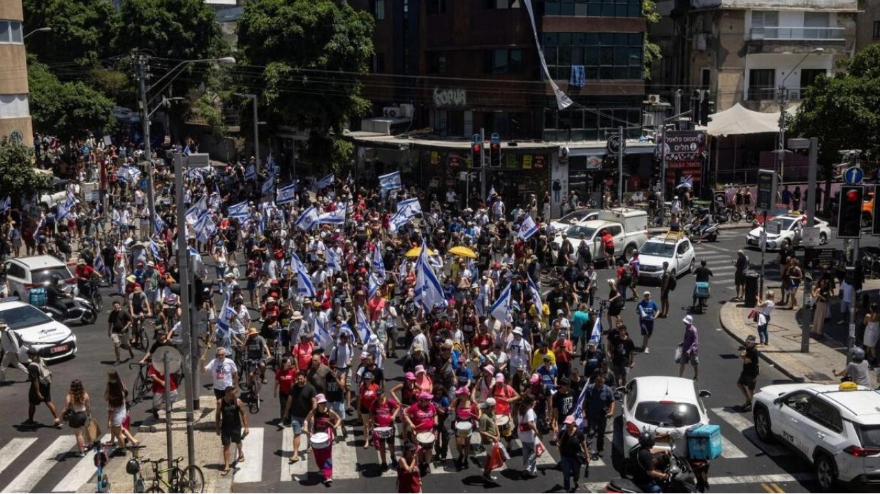 Israeli Protesters Block Tel Aviv Roads Demanding Hostage Deal