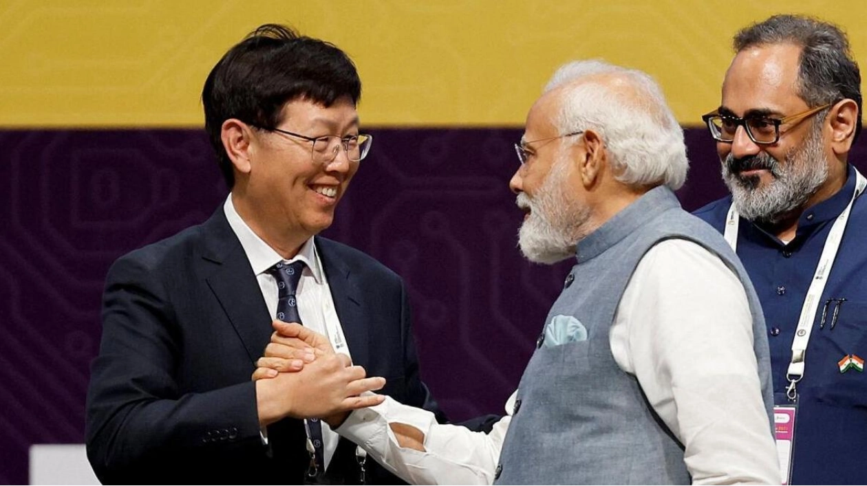 Modi Meets Foxconn Chairman to Discuss Investment Plans