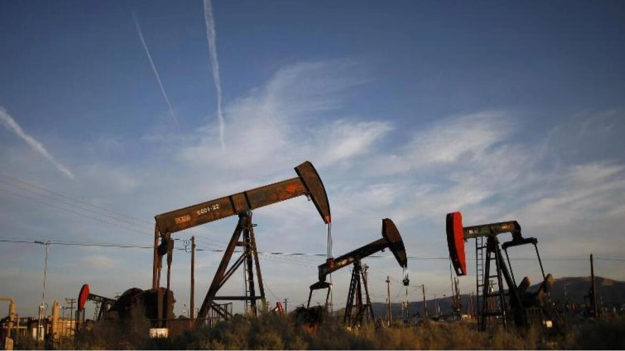 Oil Prices Drop Amid Economic Concerns and Middle East Tensions