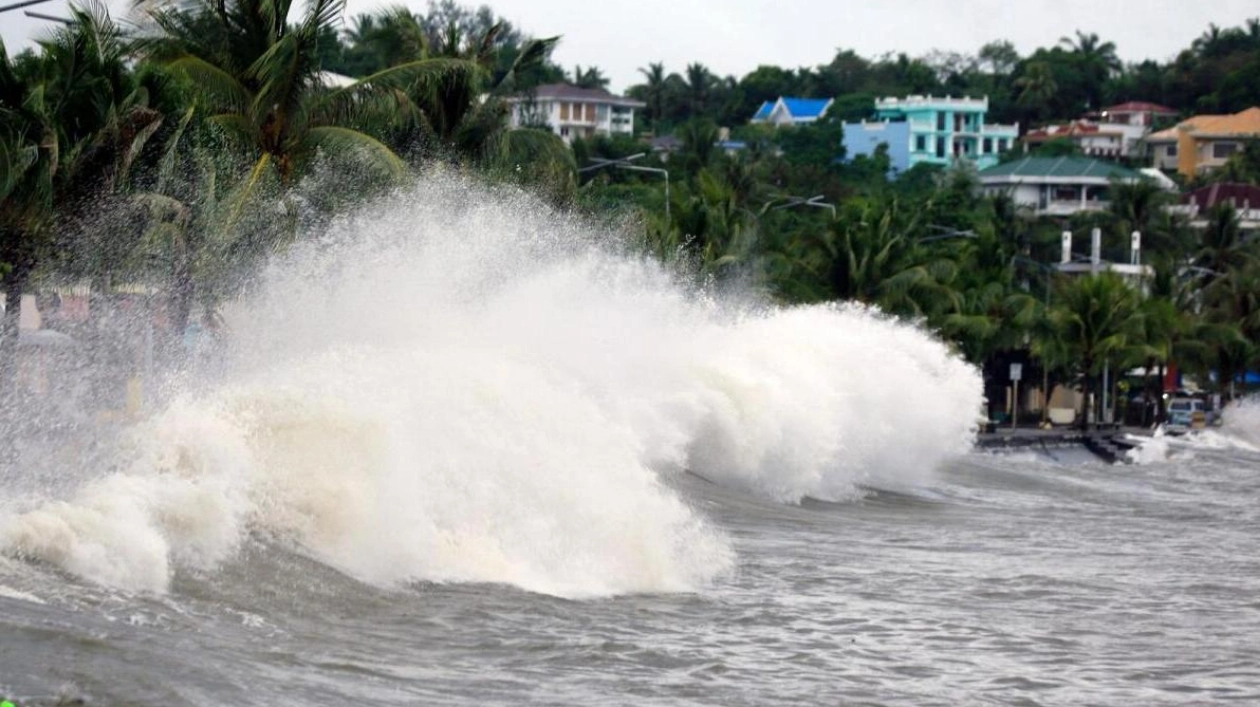 Super Typhoon Man-yi Intensifies as It Nears Philippines