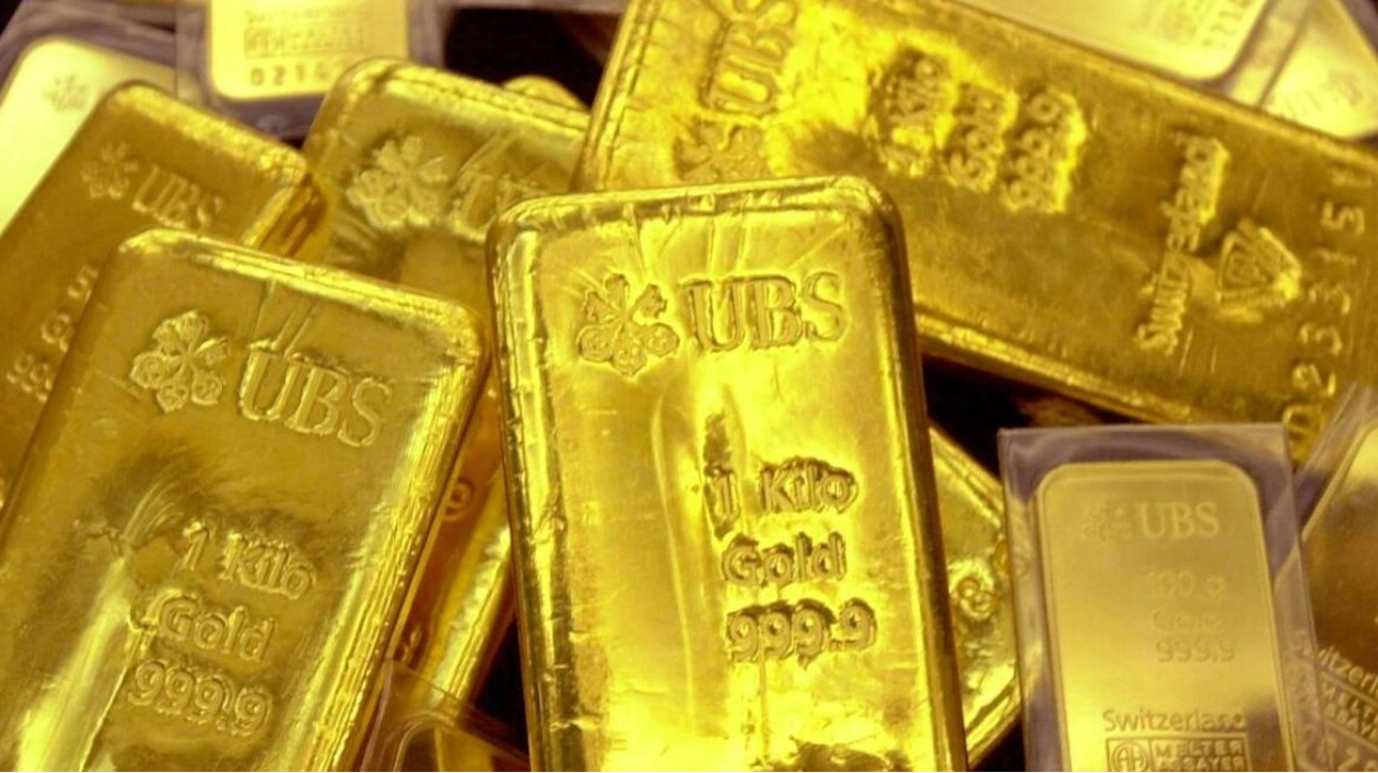 Gold Prices Moderate After Briefly Surpassing $2,500 Mark