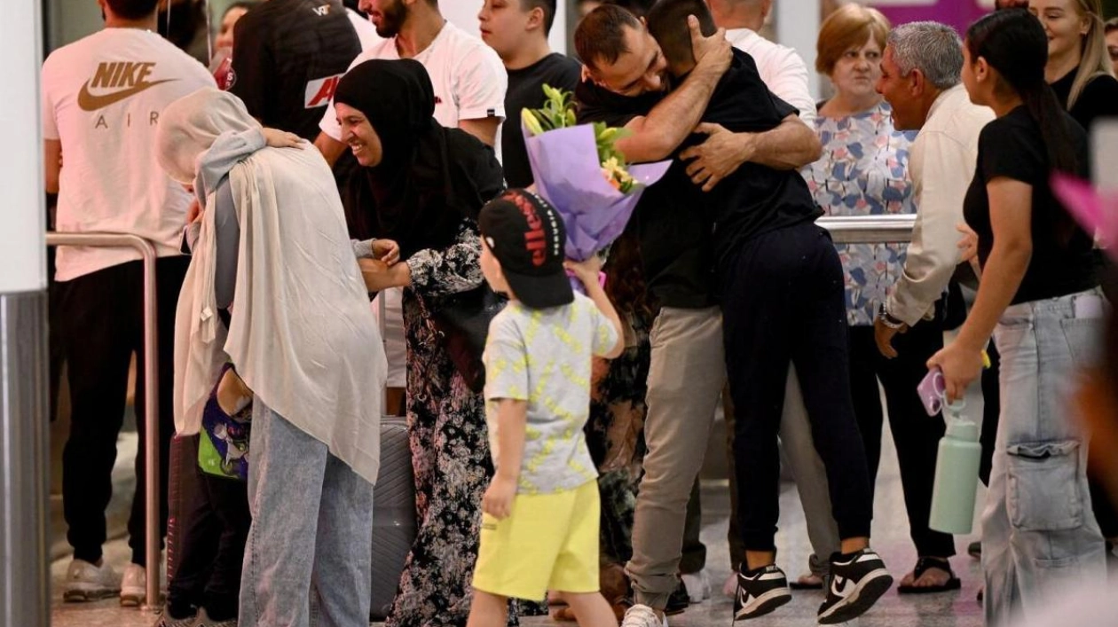 New Zealand Airport Imposes 3-Minute Limit on Farewell Hugs