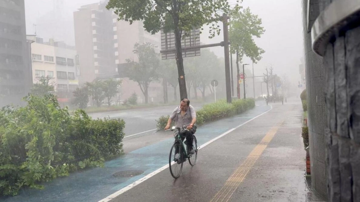 Typhoon Ampil Heads Towards Tokyo, Prompting Transport Disruptions