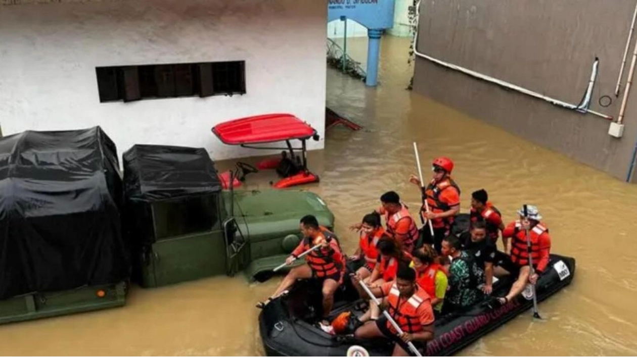 Philippines Rescuers Scramble to Aid Stranded Residents Amid Trami Floods