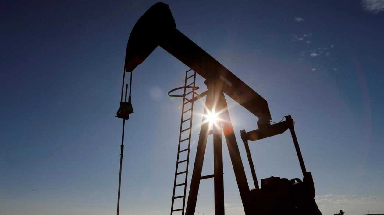 Oil Prices Stabilize Despite Employment Data and Gaza Ceasefire Talks