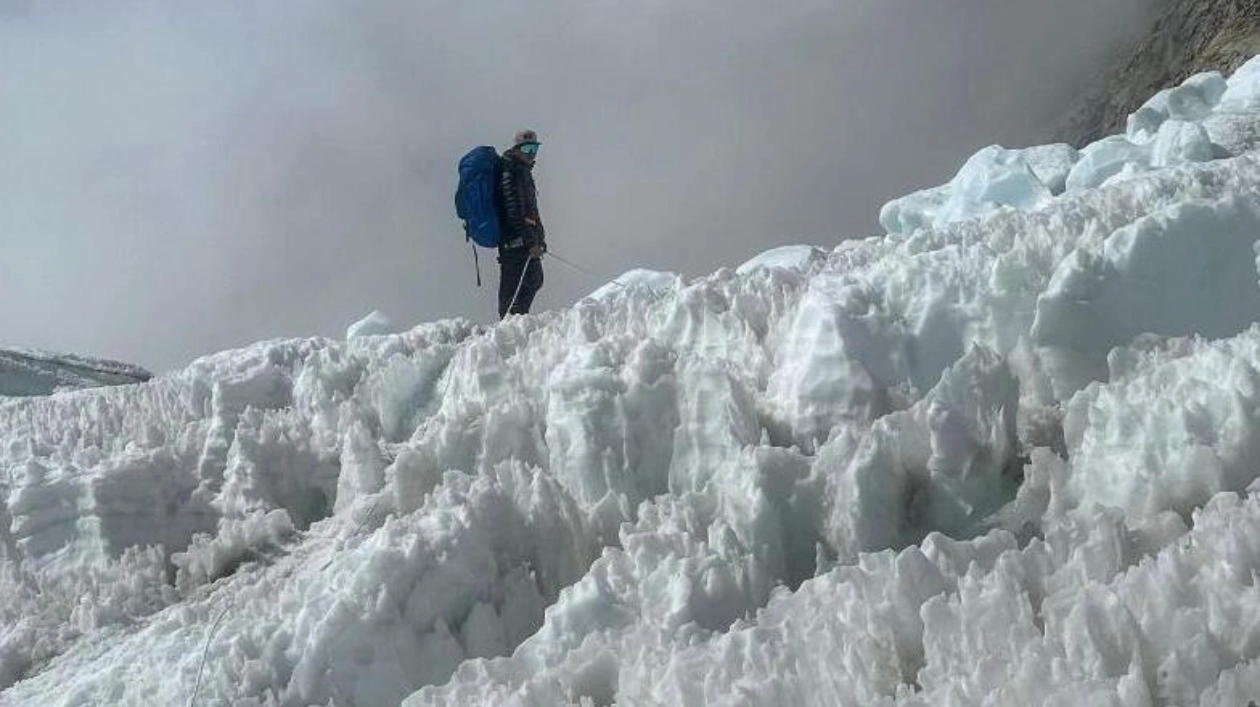 Climate Change Reveals Everest's Hidden Dead