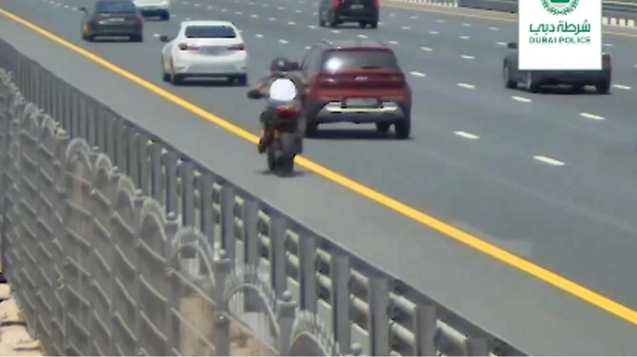 Dubai Police Fines Drivers for Overtaking on Hard Shoulder