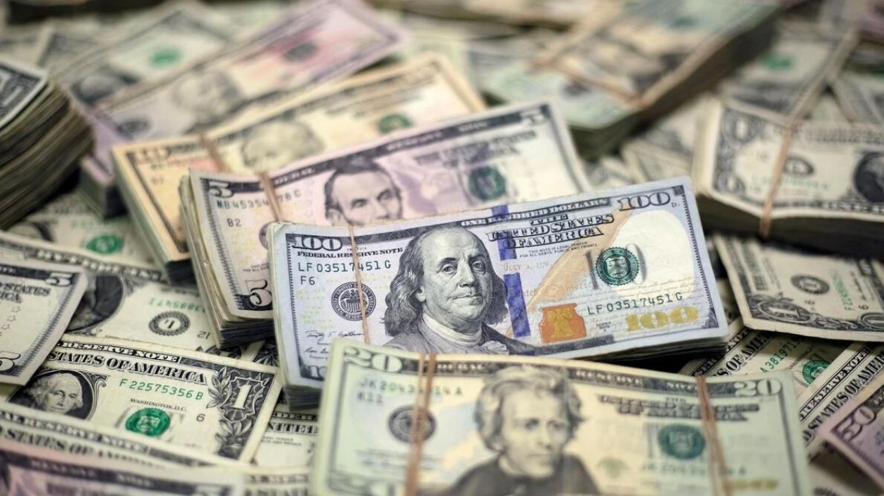 Dollar Near Two-Week High Ahead of Key Economic Data