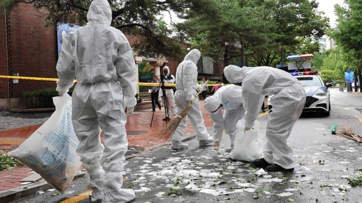 North Korean Trash Balloons Hit South Korean Presidential Compound