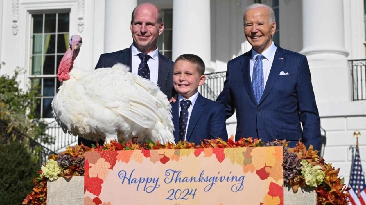 Joe Biden Pardons Thanksgiving Turkeys Peach and Blossom