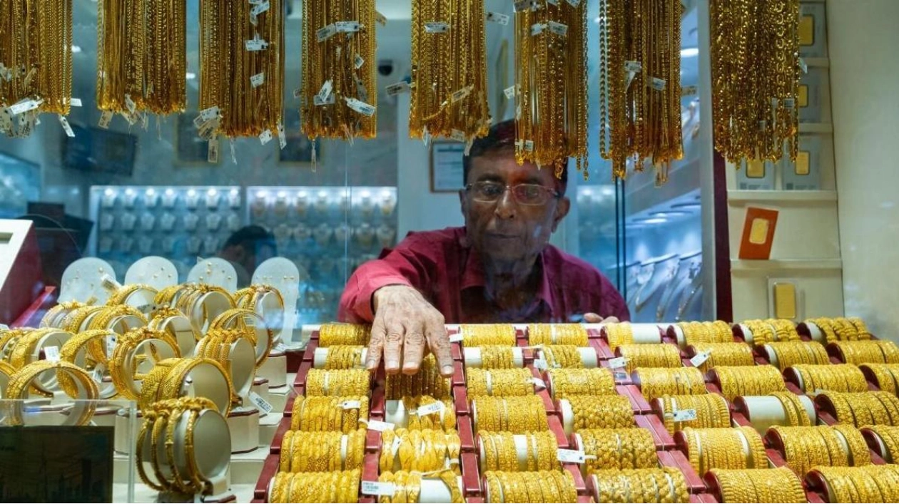 UAE Gold Prices Dip at Week's Start, Still Above Dh300 Per Gram