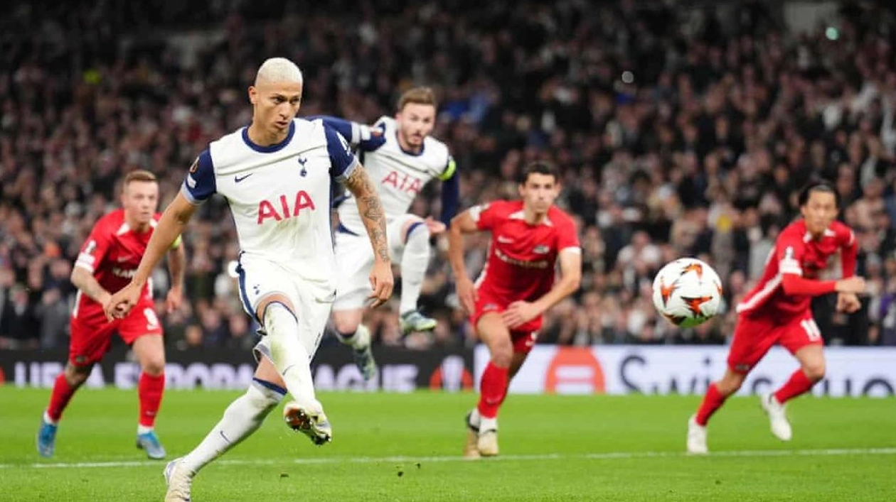 Narrow Win for Spurs Over AZ Alkmaar